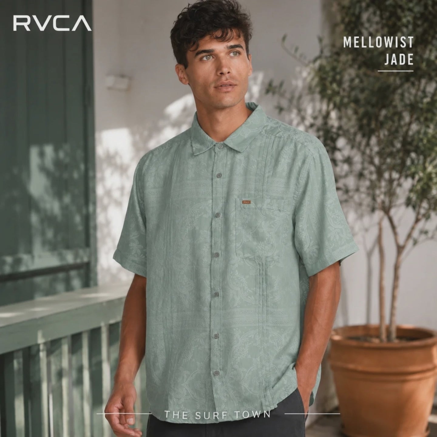 video editorial propio de the surf town de modelo vistiendo una camisa rvca mellowist jade en el exterior de una villa de luxe premium