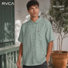 video editorial propio de the surf town de modelo vistiendo una camisa rvca mellowist jade en el exterior de una villa de luxe premium