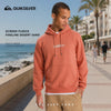 video editorial propio de the surf town de modelo llevando una sudadera quiksilver screen fleece fineline desert sand por el paseo maritimo