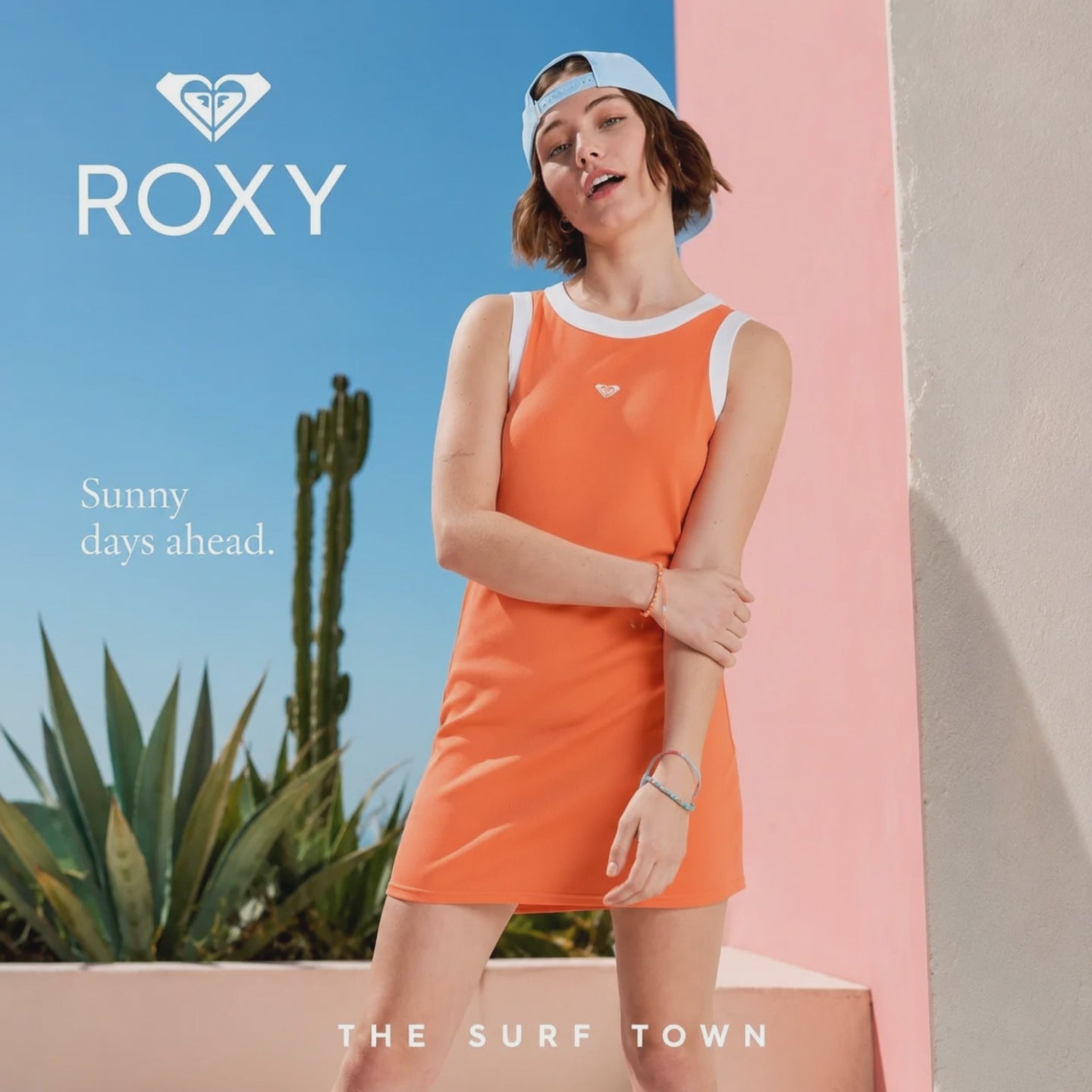 video editorial propio de the surf town de modelo en exterior llevando el vestido roxy iconic days camellia