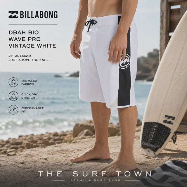 modelo vistiendo un Bañador Billabong DBAH BIO Wave Pro Vintage White 21´ en una sesion de video promocional de the surf town en la playa