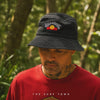 video editorial propio de the surf town de modelo llevando un gorro billabone otis flag negro en la selva