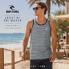 Vídeo editorial propio de THE SURF TOWN de la camiseta de tirantes Rip Curl Artist Of The Search Dark Navy para hombre, mostrando el movimiento natural del tejido en un entorno surf con calidad hiperrealista.