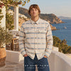 modelo vistiendo una camisa billabong jacquard flannel oatmeal durante una sesion de video propia de the surf town en un cacntildao mediterraneo