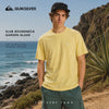modelo vistiendo una Camiseta Quiksilver Slub Roundneck Garden Glade en un video promocional propio de the surftown en un acantilado con vistas al mar