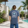 modelo vistiendo una Camiseta Billabong Portal Ombre Blue para hombre con estampado trasero, video editorial exclusiva de THE SURF TOWN en el exterior de una villa delujo de Bali