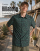 modelo vistiendo una Camisa Billabong Surftrek Perf Green Grey en una sesion fotografica y de video promocional de the surf town en un paseo maritimo en Bali