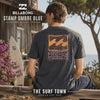 hombre vistiendo una Camiseta Billabong Stamp Ombre Blue durante una sesion de video propia de the surf town
