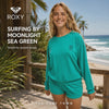 video editorial propio de the surf town de modelo llevando una sudadera roxy surfing by moonlight de color sea green en el exterior de una villa con vistas al mar