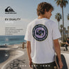 video de modelo vistiendo una Camiseta Quiksilver EV Duality White en un video promocional de the surf town en skate park de paseo maritimo