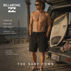 modelo surfero vistiendo un Bañador Billabong Throw On LB Black 21´ en una sesion de video promocional propia de the surf town en la playa