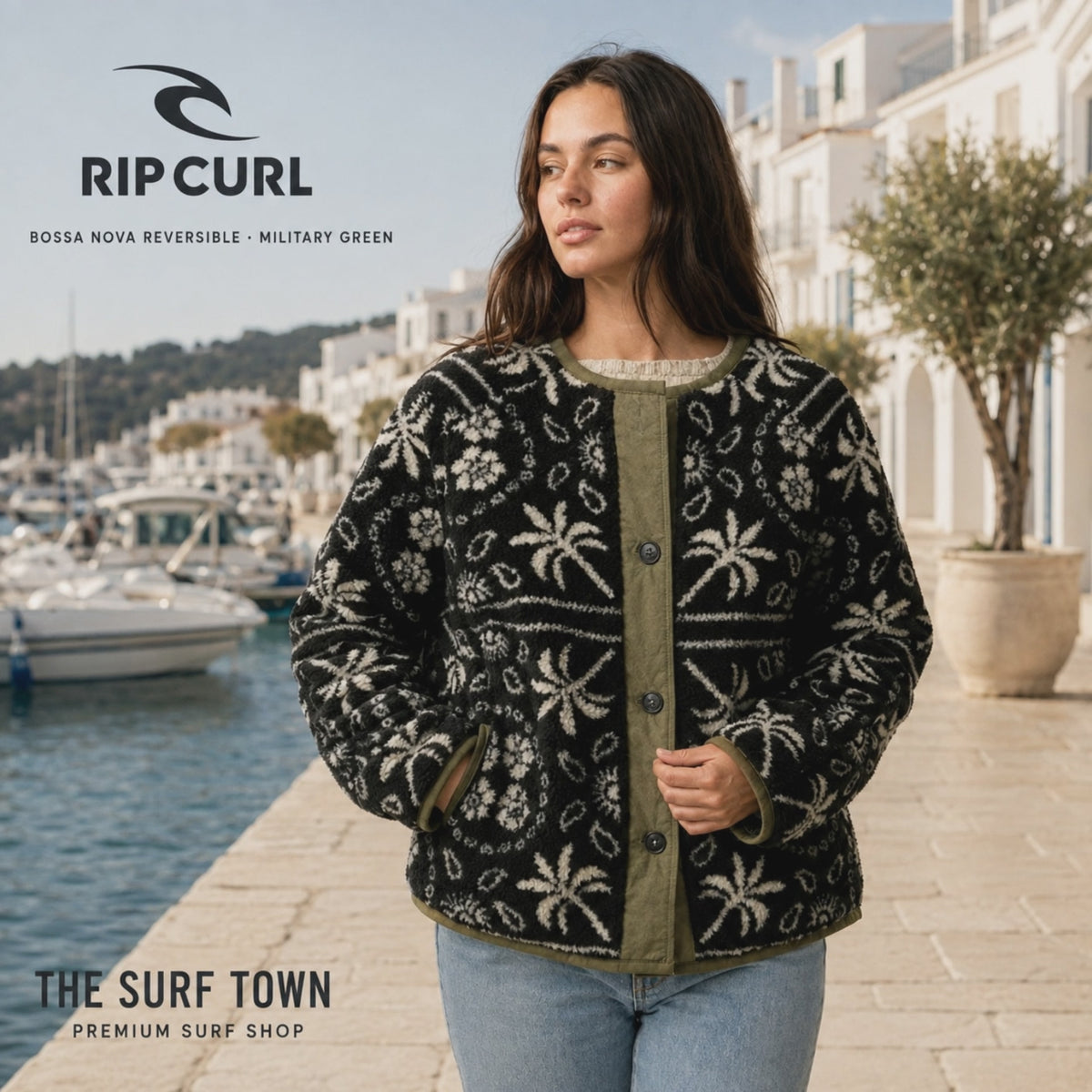video de Chaqueta reversible Rip Curl Bossa Nova Military Green para mujer por su cara estampada, en un puerto mediterráneo, video editorial propia de THE SURF TOWN.