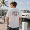modelo vistiendo una Camiseta Billabong Diamond Vision White II en un video promocional propio de the surf town en puerto deportivo nautico