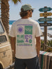 video editorial propio de the surf town de surfero llevando una camsieta vissla sola vibrations eco tee bone mientras mira las olas del mar