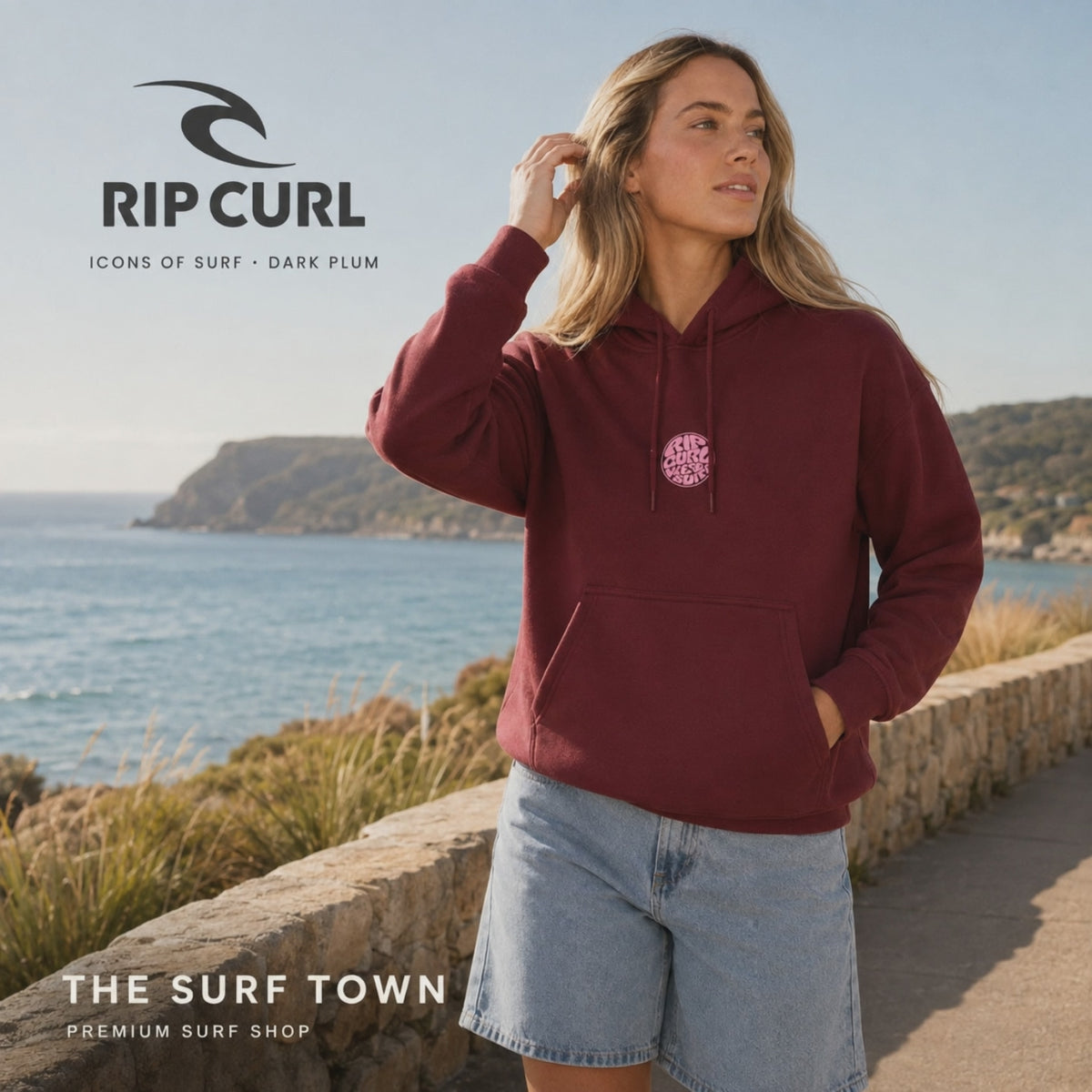 Video de Sudadera Rip Curl Icons of Surf Dark Plum para mujer con capucha y gráfico rosa, en un mirador frente al océano, video editorial propia de THE SURF TOWN.