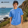 Vídeo editorial propio de THE SURF TOWN de la camiseta Quiksilver Basic Tee Riviera Blue para hombre, mostrando el ajuste real de la prenda, el movimiento natural del tejido y una pose relajada en un entorno costero con calidad hiperrealista.