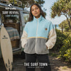 modelo vistiendo un Forro Polar Rip Curl Surf Revival Light Blue durante una sesion de video propia de the surf town en un paraje junto al mar