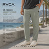 modelo vistiendo un Pantalón Rvca VA Yogger Ascent Hybrid Sage Leaf en un video promocional de the surf town en un paseo maritimo mediterraneo