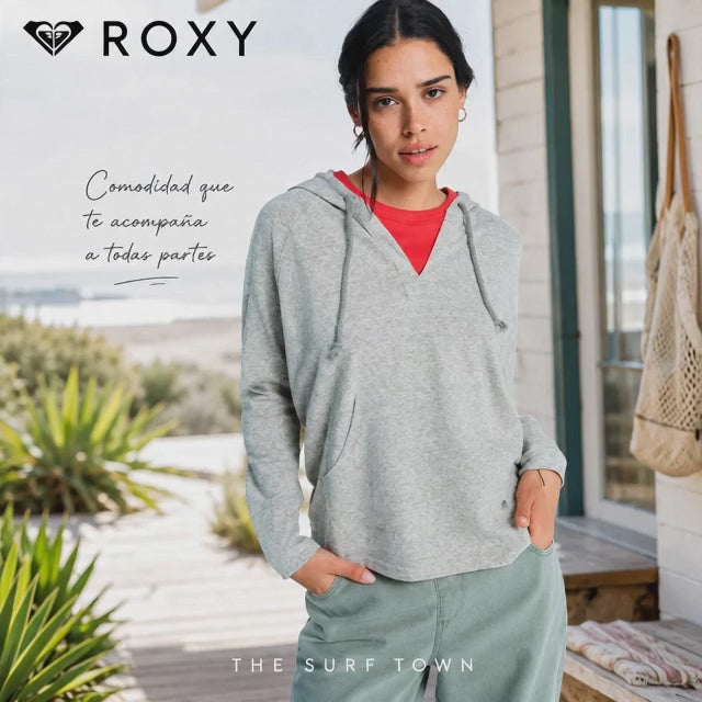 Vídeo editorial propio de THE SURF TOWN de la sudadera Roxy Destination Surf Oil Green para mujer, mostrando el movimiento natural del tejido, el pelo y el entorno en un ambiente surf premium con calidad hiperrealista.