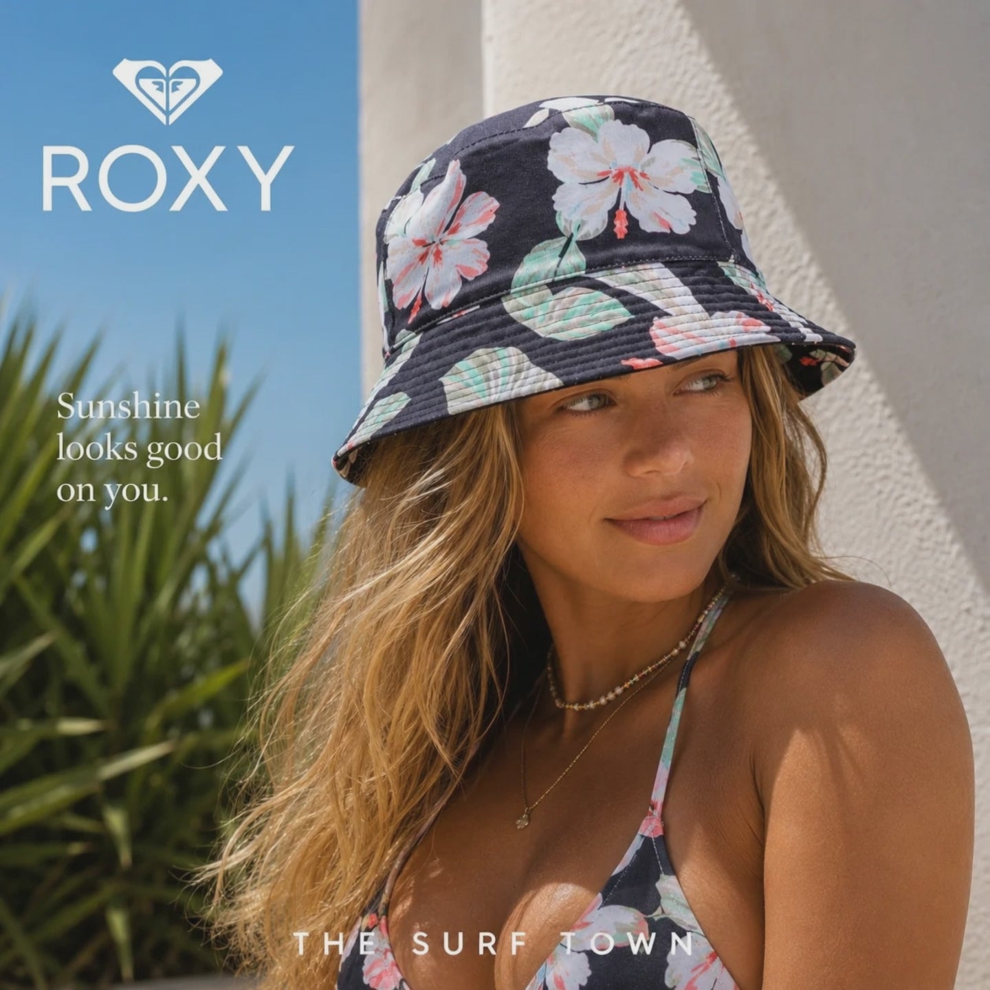 modelo llevando un Gorro Pescador Roxy Jasmine Paradise Anthracite Spring Charming en un video promocional propio de the surf town en Ibiza
