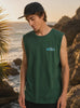 modelo vistiendo una Camiseta Quiksilver EV Quikglobe Muscle Forest en un video promocional propio de the surf town en un acantilado al mar al ataredecer