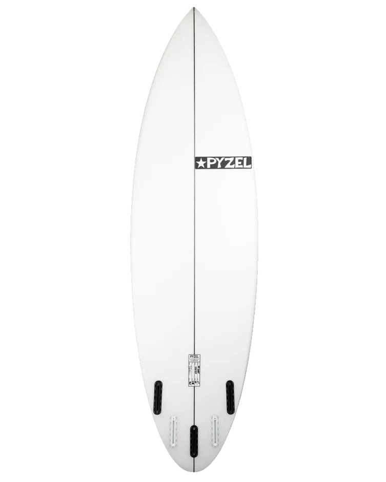 parte de abajo de Tabla de surf Pyzel Ghost en fotografía editorial propia de THE SURF TOWN con ambiente surf premium, mar azul, luz solar diurna y fondo costero lifestyle para destacar uno de los modelos de alto rendimiento más versátiles de Pyzel Surfboards.