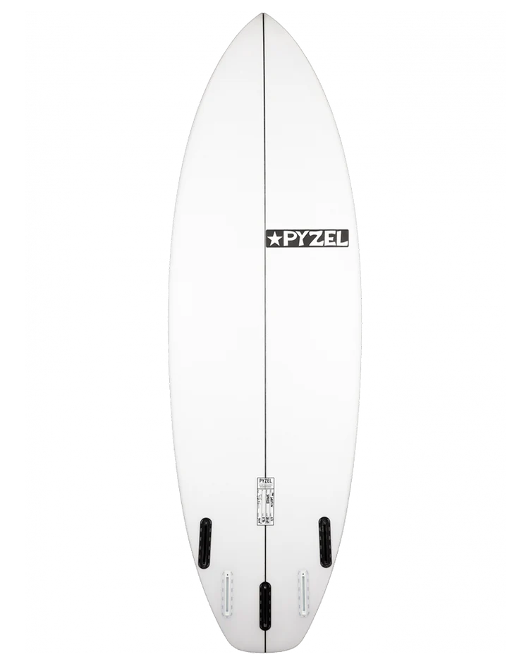 Parte de abajo de la Tabla de surf Pyzel Gremlin en fotografía editorial propia de THE SURF TOWN con ambiente surf premium, playa de aguas cristalinas, luz solar diurna y fondo lifestyle costero para destacar este modelo de alto volumen y gran velocidad para olas pequeñas y medianas.
