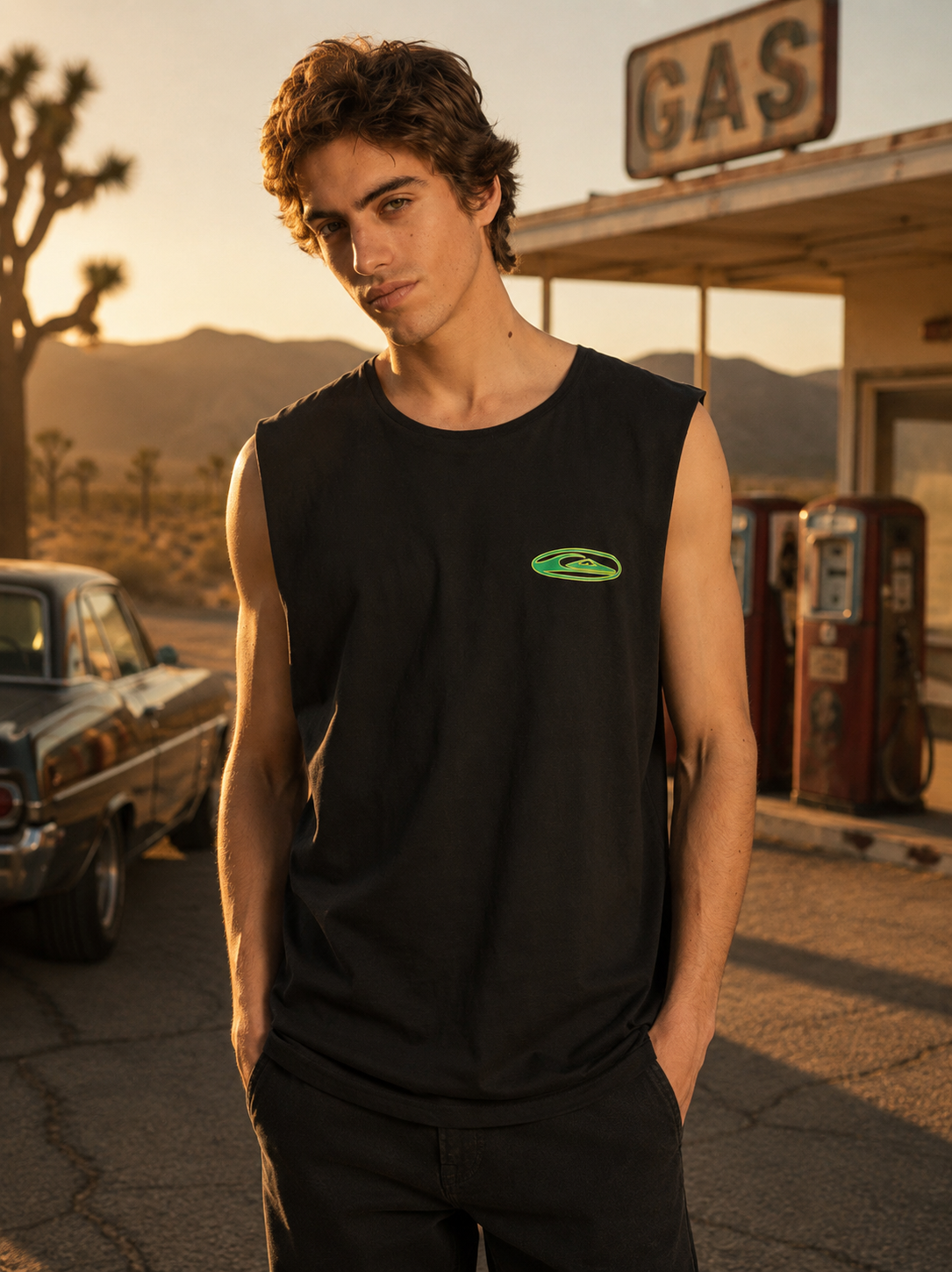 Camiseta sin mangas Quiksilver EV Quikglobe Muscle negra hombre estilo surf retro en gasolinera desierto