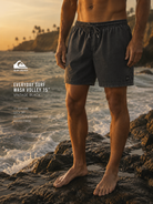 Bañador Quiksilver Everyday Surf Wash Volley 15 Vintage Black para hombre en escenario surf editorial premium sobre rocas junto al mar al atardecer