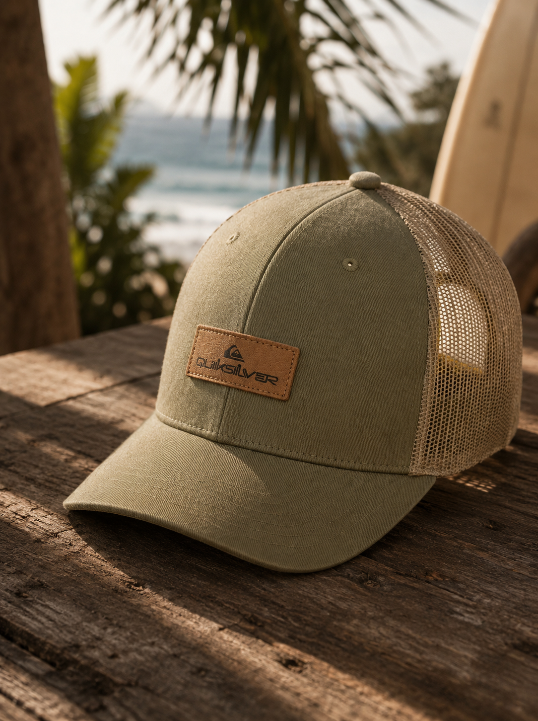 Gorra trucker Quiksilver Down Tech Seneca Rock beige hombre estilo surf premium junto a la playa