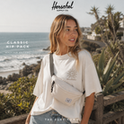 Riñonera Herschel Classic Hip Pack Whitecap Gray en fotografía editorial propia de THE SURF TOWN con estilo coastal lifestyle y moda urbana junto al mar