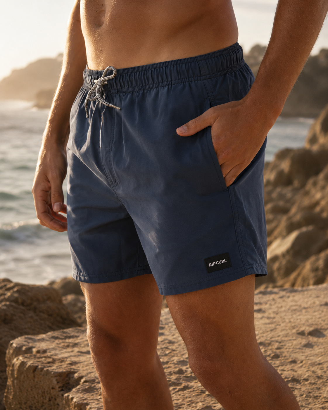 Bañador Rip Curl Offset Volley 15 azul marino hombre estilo surf premium en playa rocosa