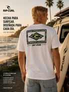 Camiseta blanca Rip Curl para hombre con logo trasero surfwear premium y estilo beach lifestyle