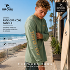 Camiseta Rip Curl Fade Out Icons Sage LS para hombre en fotografía editorial propia de THE SURF TOWN PREMIUM SURF SHOP con escenario surf lifestyle junto al mar.