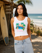 Top Rip Curl mujer blanco con estampado tropical en escenario surf lifestyle Costa del Sol junto al mar y surf shack premium