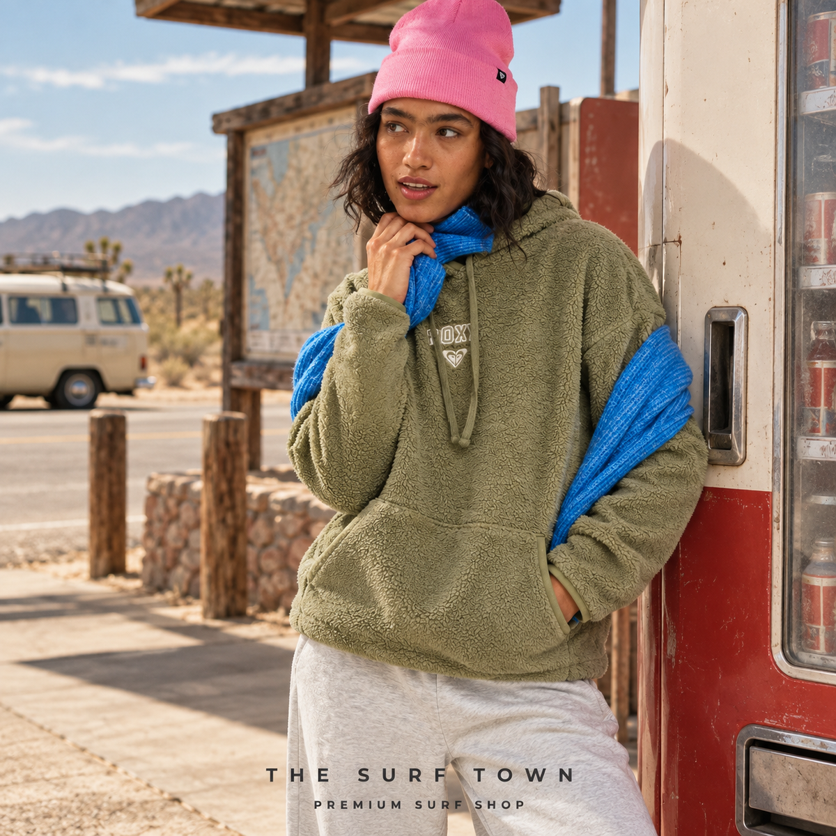 Sudadera sherpa Roxy Cool Calling Oil Green en parada desértica cinematográfica; imagen editorial propia de surf town