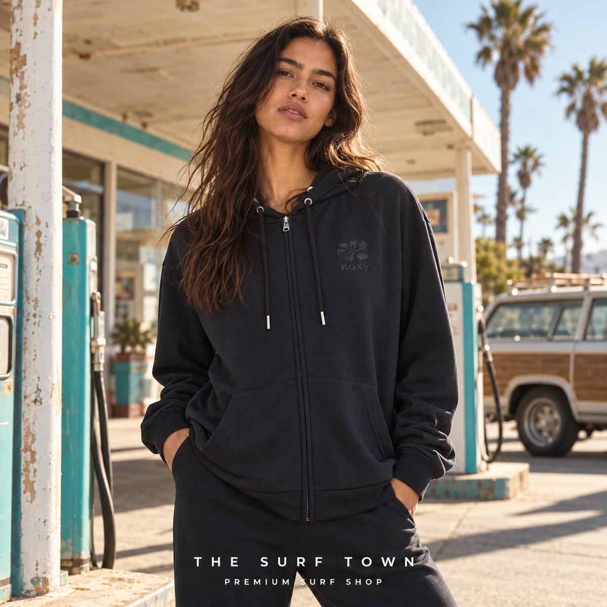 Sudadera Roxy Surfing By Daylight Anthracite en gasolinera vintage; imagen editorial propia de surf town