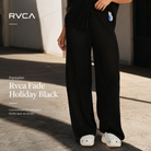 Pantalón Rvca Fade Holiday Black de mujer en escena editorial lifestyle premium con luz natural y estética surfwear moderna