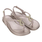 Sandalias Grendha Musa Sand Beige mujer con tiras brillantes cruzadas y cierre al tobillo elegantes para verano
