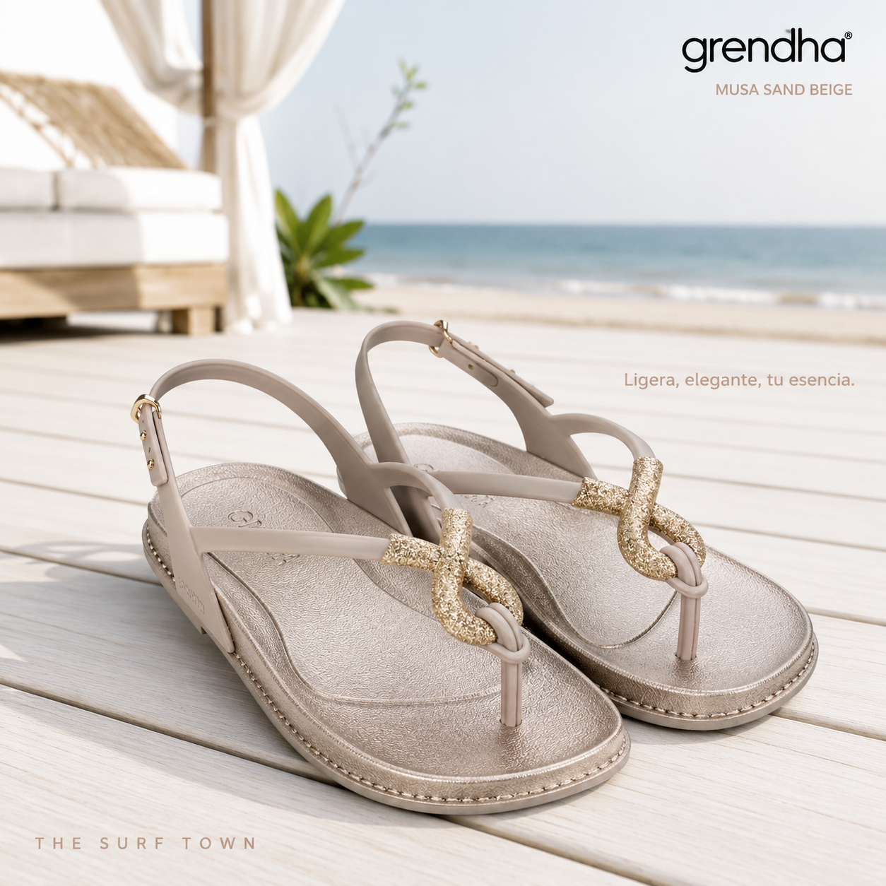 Sandalias Grendha Musa Sand Beige en beach club elegante frente al mar, imagen exclusiva creada por THE SURF TOWN para colección verano mujer
