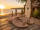 Sandalias Ipanema Glam Ring Brown Rose para mujer en beach club coastal lifestyle premium al atardecer