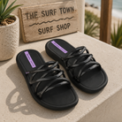 Sandalias Ipanema negras para mujer con diseño de tiras múltiples en ambiente mediterráneo surf lifestyle premium