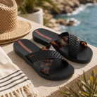 Sandalias Ipanema negras para mujer con tiras carey y detalle trenzado en ambiente beach club mediterráneo