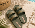 Sandalias verdes Ipanema tipo slide para mujer en ambiente resort mediterráneo premium