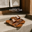 Fotografía propia de THE SURF TOWN de las sandalias Reef Cushion Vista Copper Tan para mujer en un café japonés contemporáneo de Tokio con estética lifestyle premium y luz diurna natural.