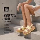 Fotografía propia de THE SURF TOWN de las sandalias Reef Water Vista Higher Pale Banana para mujer en escaleras de hormigón modernas con estilo lifestyle premium y luz natural