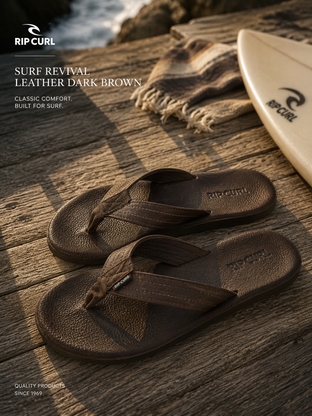 Sandalias Rip Curl Surf Revival Leather Dark Brown en escena surf lifestyle sobre madera frente al mar con luz natural cálida