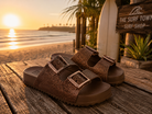 Sandalias Zaxy Partner Glitter Coffee para mujer en beach club coastal lifestyle premium al atardecer