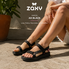 Sandalias Zaxy Primavera Papete AD Black para mujer en fotografía editorial propia de THE SURF TOWN con estilo casual veraniego y moda cómoda para el día a día