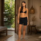 Fotografía propia de THE SURF TOWN del short de playa Roxy Wave 5 Black para mujer en el interior de un hotel de lujo en Bali con materiales naturales, diseño tropical premium y ambiente resort lifestyle.